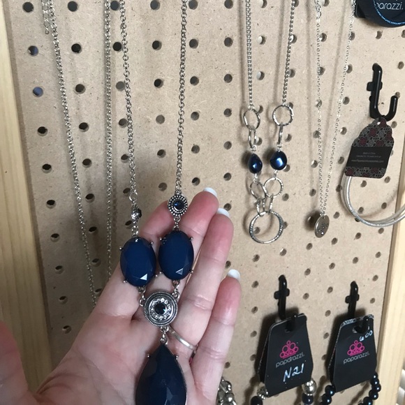 Silver necklace w/matte navy stones.